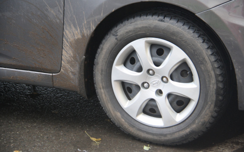 Мэр Саранска просит женщин-водителей показать пример мужчинам и «переобуть» машины заранее