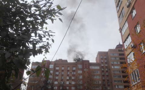 В Саранске загорелась крыша многоэтажки