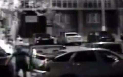 В Саранске неизвестный мужчина сливает бензин у автовладельцев