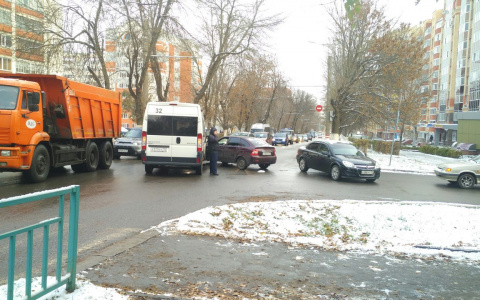 В Саранске столкнулись легковушка и микроавтобус