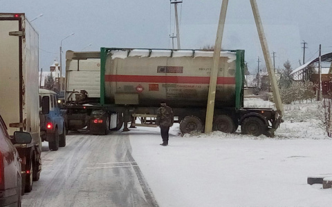 В Мордовии большегруз стал жертвой гололеда