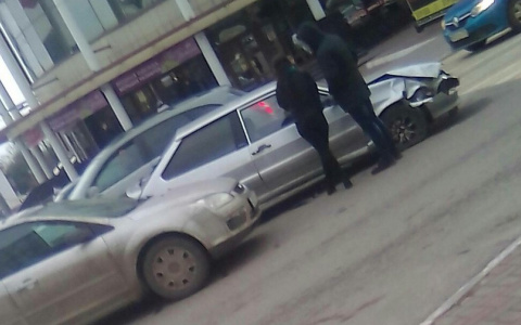 В центре Саранска столкнулись две легковушки