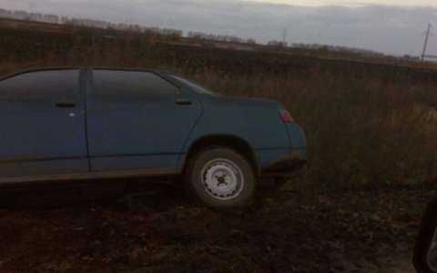 В Мордовии плохая дорога «выкинула» автомобиль в кювет?