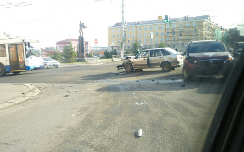 В центре Саранска столкнулись легковушка и такси (ФОТО)