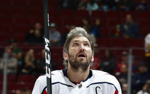 Звезда хоккея из Мордовии подарил бездомному теплую одежду