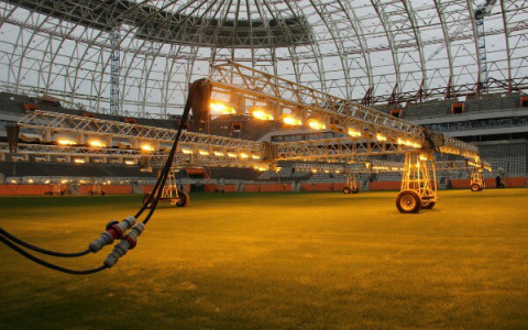 На стадионе «Мордовия Арена» выращивают газон с помощью искусственного солнца