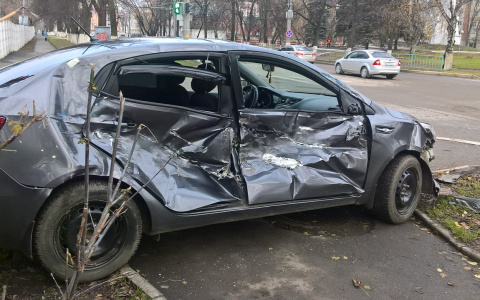 Жуткое ДТП в центре Саранска: не разъехались легковушка и большегруз (ФОТО)