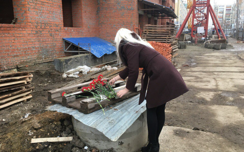 К месту гибели троих людей в Саранске горожане несут цветы