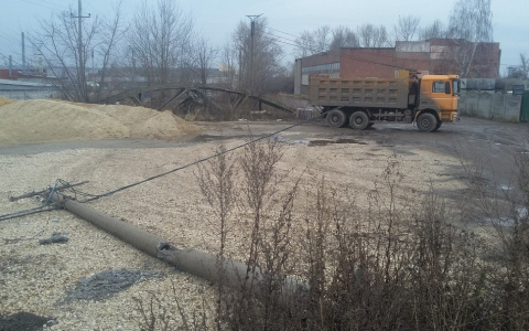 В Саранске большегруз оборвал провода и свалил столб