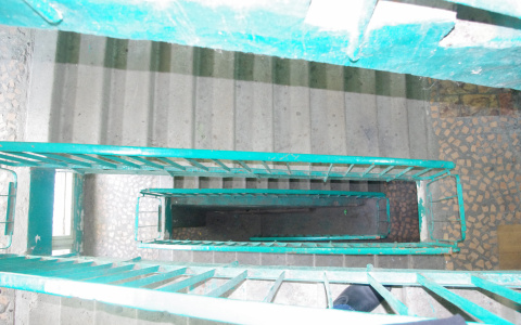 Житель Саранска упал в лестничный пролет с пятого этажа