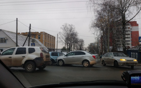 Две легковушки не поделили дорогу в Саранске