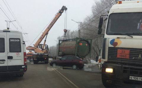 В Саранске из-за гололеда едва не перевернулся большегруз с цистерной