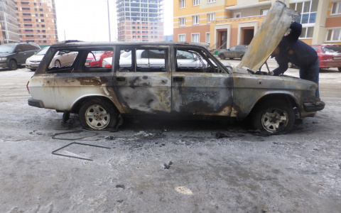 В Саранске из-за возгорания «Волги» пострадали еще четыре автомобиля (ФОТО)