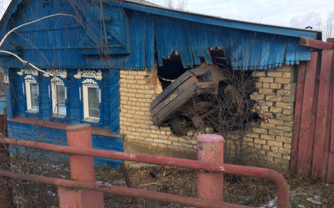 В Саранске легковушка влетела в частный дом