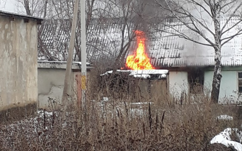 В Саранске горела крыша барака