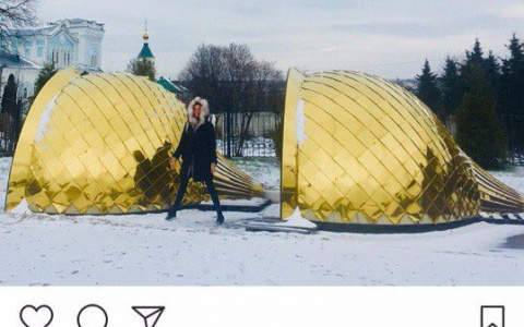 Актриса Любовь Толкалина поет песни в центре Саранска