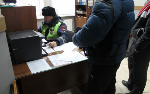 В Саранске две иномарки не смогли разъехаться на дороге