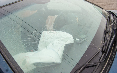 В Саранске иномарка наехала на стоящий автомобиль