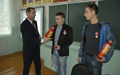 Василия Седова и Петра Чепайкина из мордовского села наградили за спасение из огня женщины -инвалида