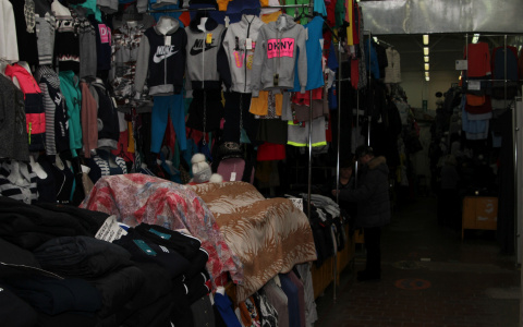 Житель Мордовии утащил пальто из торговой палатки на рынке