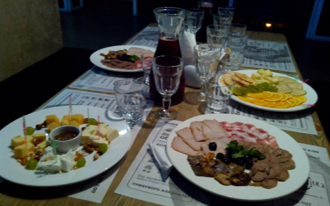 Под тарелки гостей нужно положить желтые монеты: советы для новогоднего стола жителей Мордовии