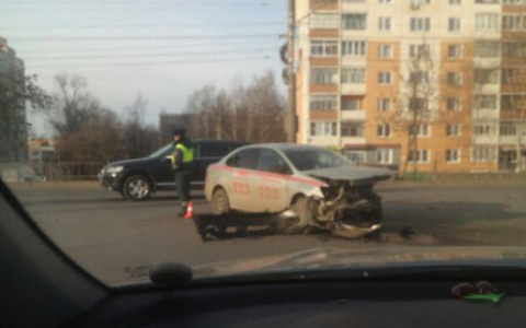 В Саранске две легковушки не поделили перекресток