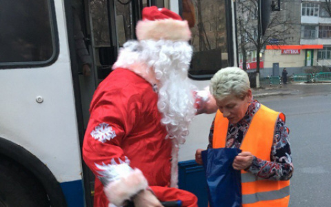 Патрульные Дед Мороз и Снегурочка напомнили жителям Саранска о соблюдении ПДД
