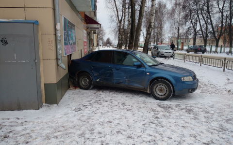 В Мордовии из-за ДТП автомобиль въехал в многоэтажку