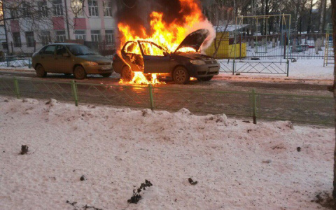 В Саранске дотла сгорела легковушка (ФОТО+ВИДЕО)