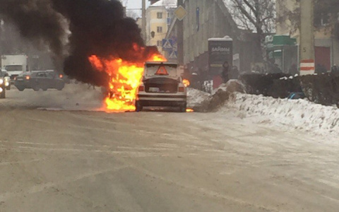 На центральной улице Саранска горела иномарка
