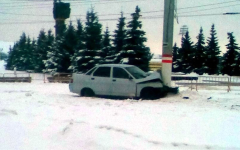 В центре Саранска автомобиль влетел в столб: есть пострадавшие