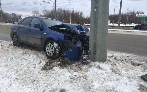 В Саранске автомобиль в очередной раз протаранил столб