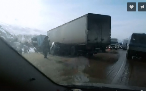 В Мордовии иномарка влетела в фуру 