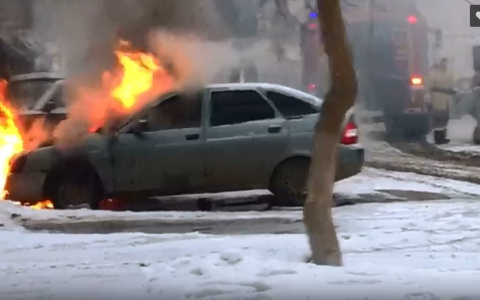В центре Саранска вспыхнул легковой автомобиль 