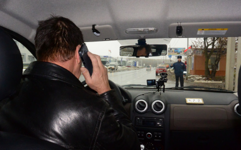 В Саранске выявили 20 любителей поговорить по телефону за рулем