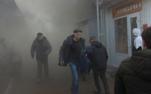 На саранском рынке горит павильон 