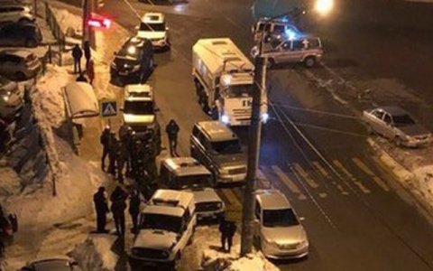 Новости России: У погибшего при стрельбе в Казани бойца спецназа остались трое детей