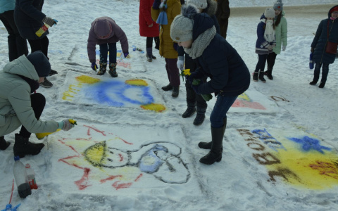 В Саранске ученики художественной школы приняли участие во флешмобе МЧС