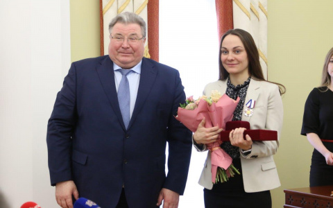Глава Мордовии подарил деньги на квартиру лыжнице Анастасии Седовой за олимпийскую бронзу 