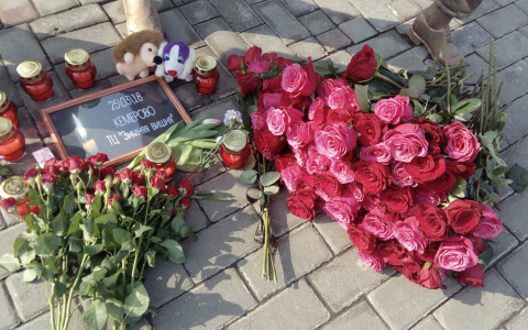 Жители Саранска скорбят по погибшим в Кемерово у Вечного огня