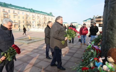 Глава Мордовии почтил память жертв кемеровской трагедии