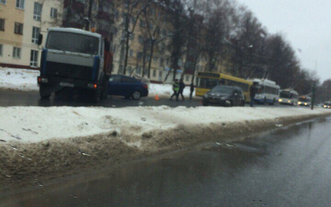 В Саранске иномарка влетела под большегруз