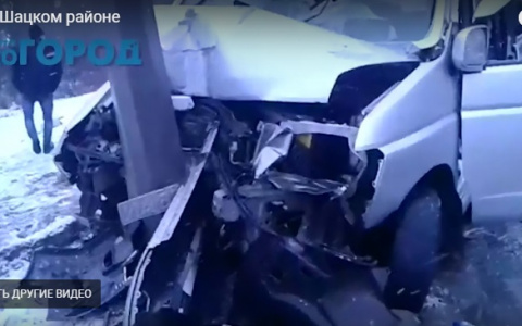 Микроавтобус из Мордовии врезался в столб: появилось видео с места жуткого ДТП