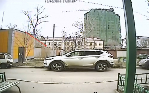 В Саранске доска разбила лобовое стекло иномарки