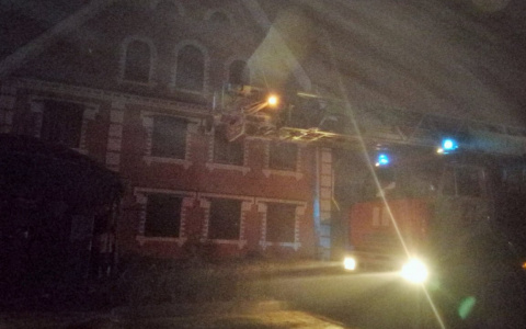 В Саранске пожарные спасли трехэтажный дом от огня 