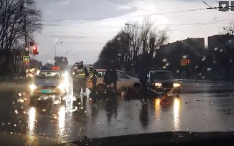 В Саранске столкнулись две легковушки и мотоцикл