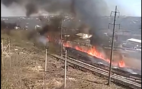 В пригороде Саранска горит сухая трава