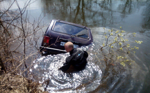 В Мордовии следователи проводят проверку по факту обнаружения трупа в утонувшей машине 