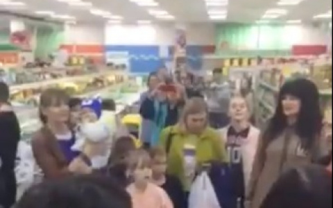 В Саранске горожане в магазине спели песню «День Победы»