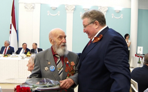 Глава Мордовии провел праздничный прием в честь Великой	Победы